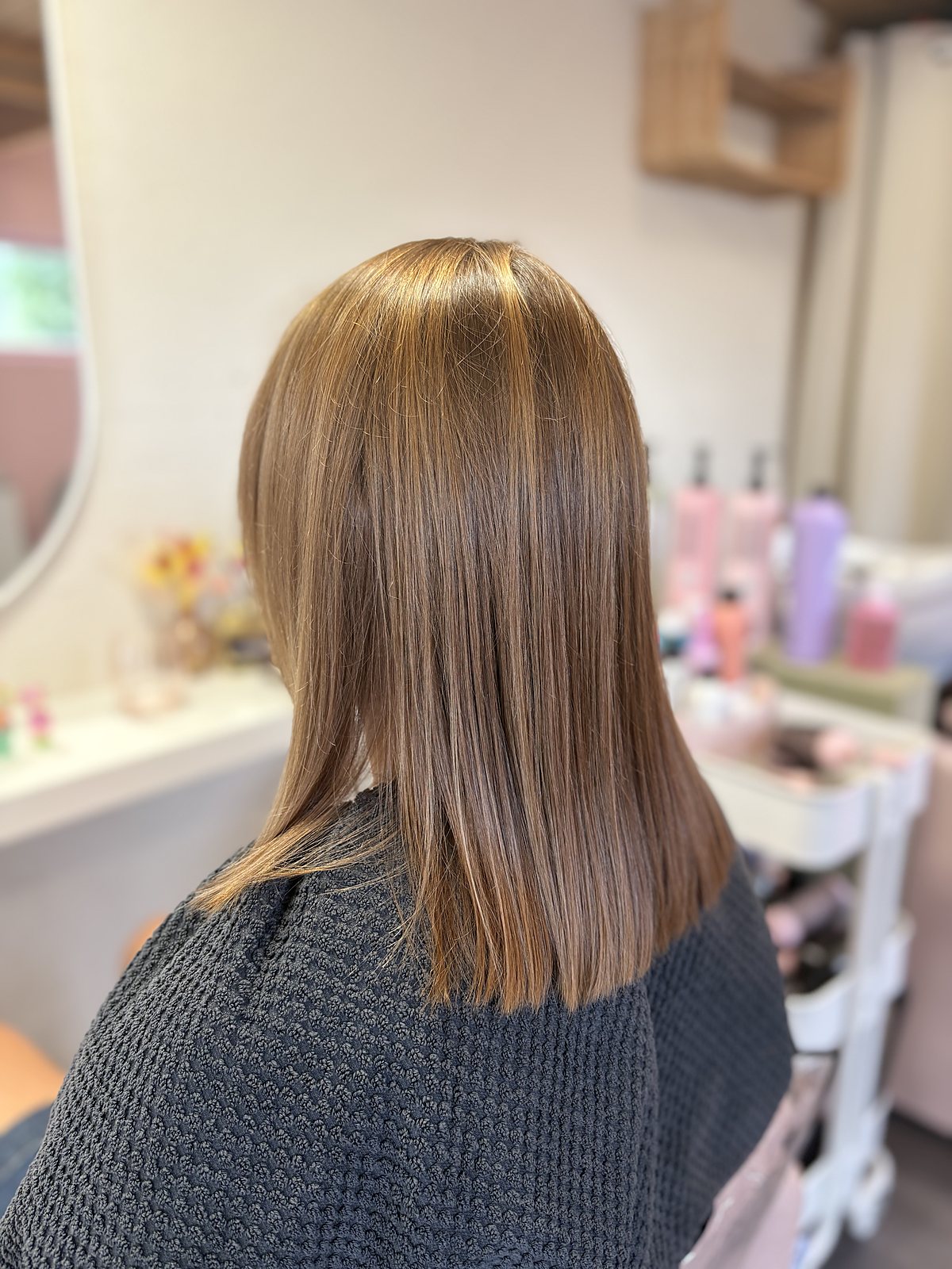 Zijaanzicht na de behandeling: naturel bruinblond met zachte glans