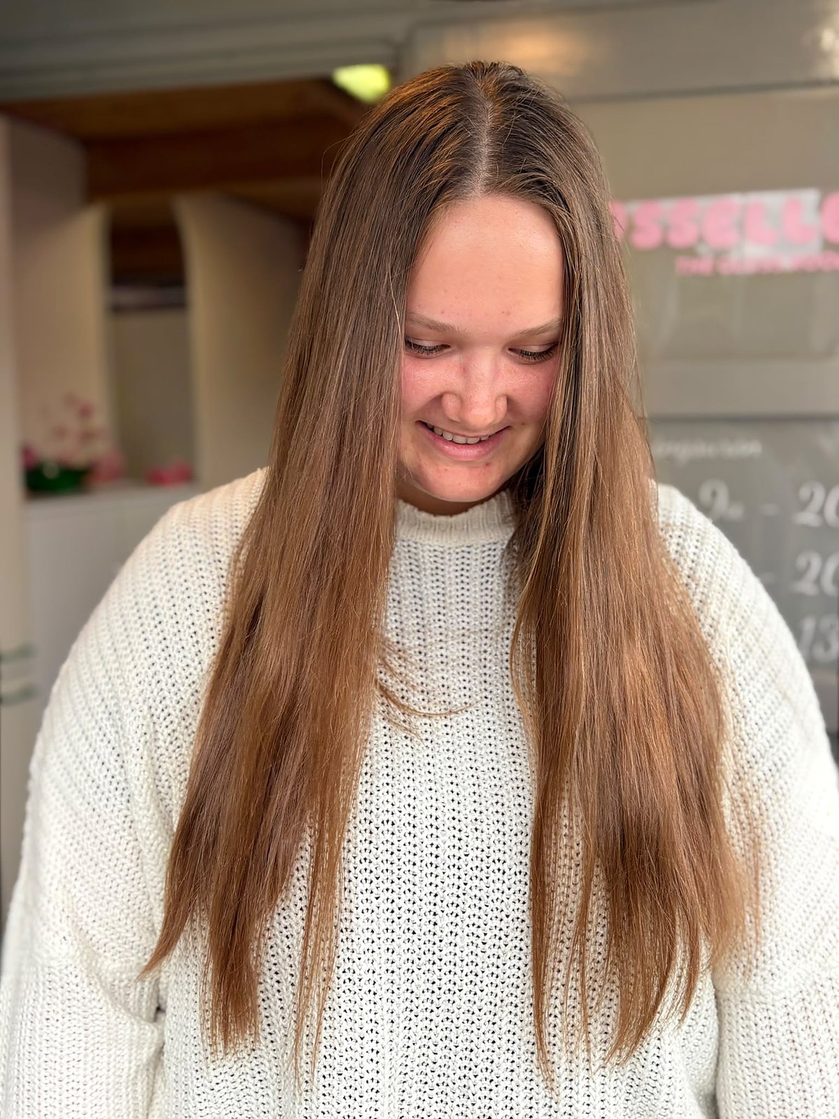 Vooraanzicht vóór de behandeling: koperbruin haar in een middenscheiding